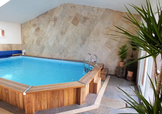 Piscine intérieure privative en bois