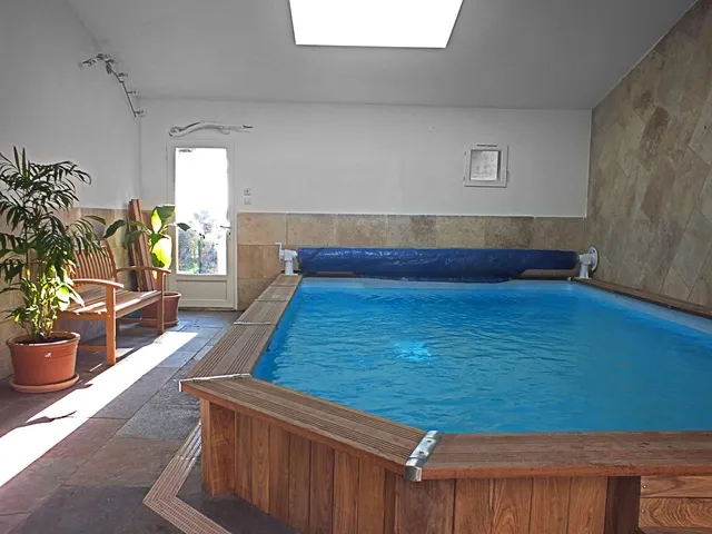 Piscine intérieure et sa terrasse