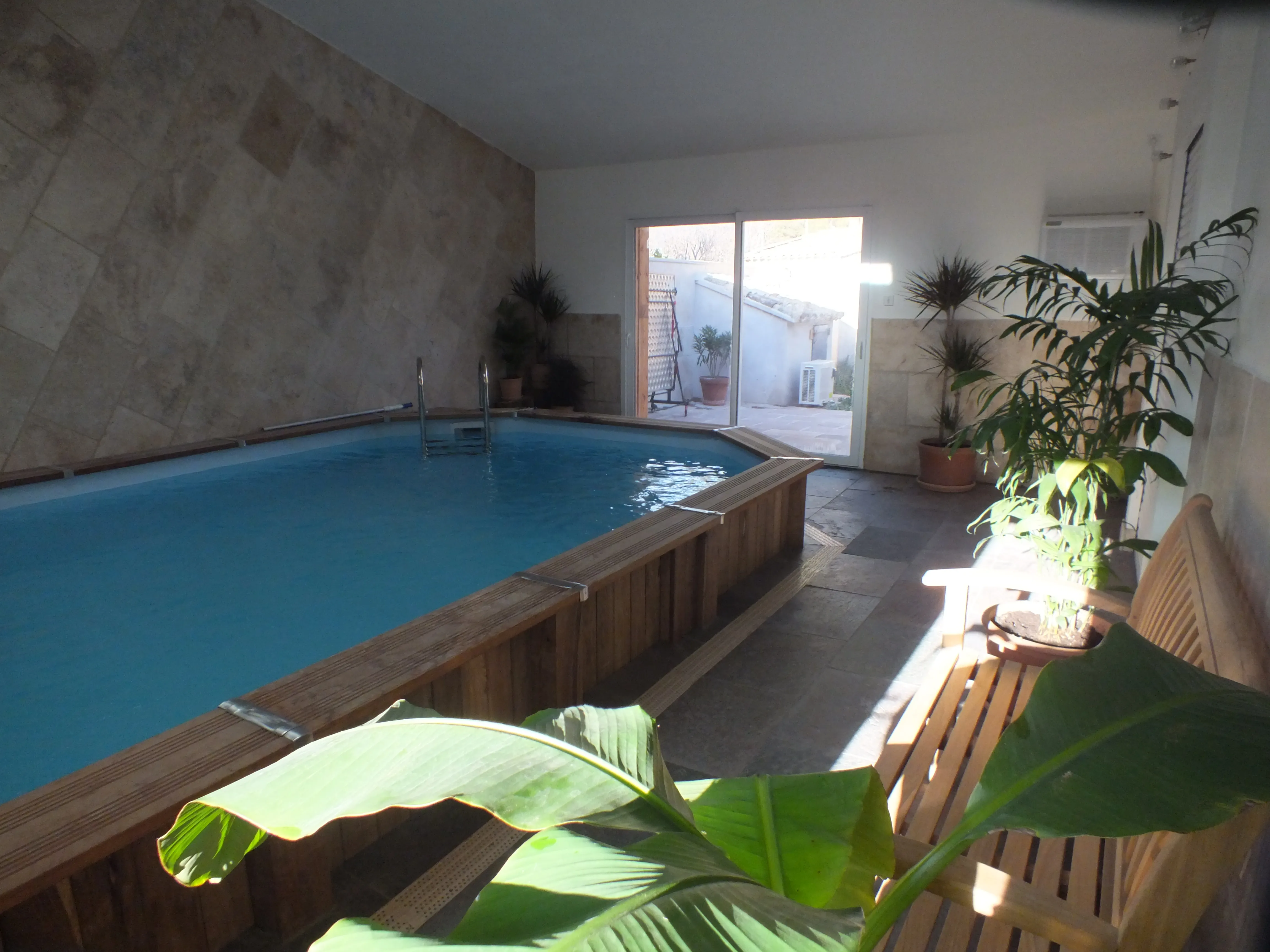 Piscine intérieure chauffée avec vue sur le jardin