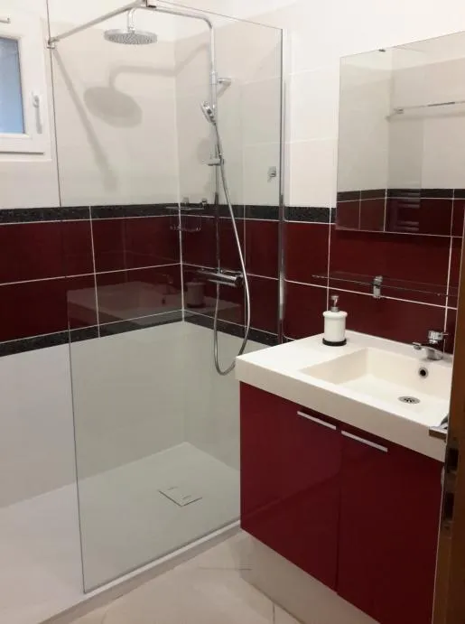 Salle de bain avec douche à l'italienne