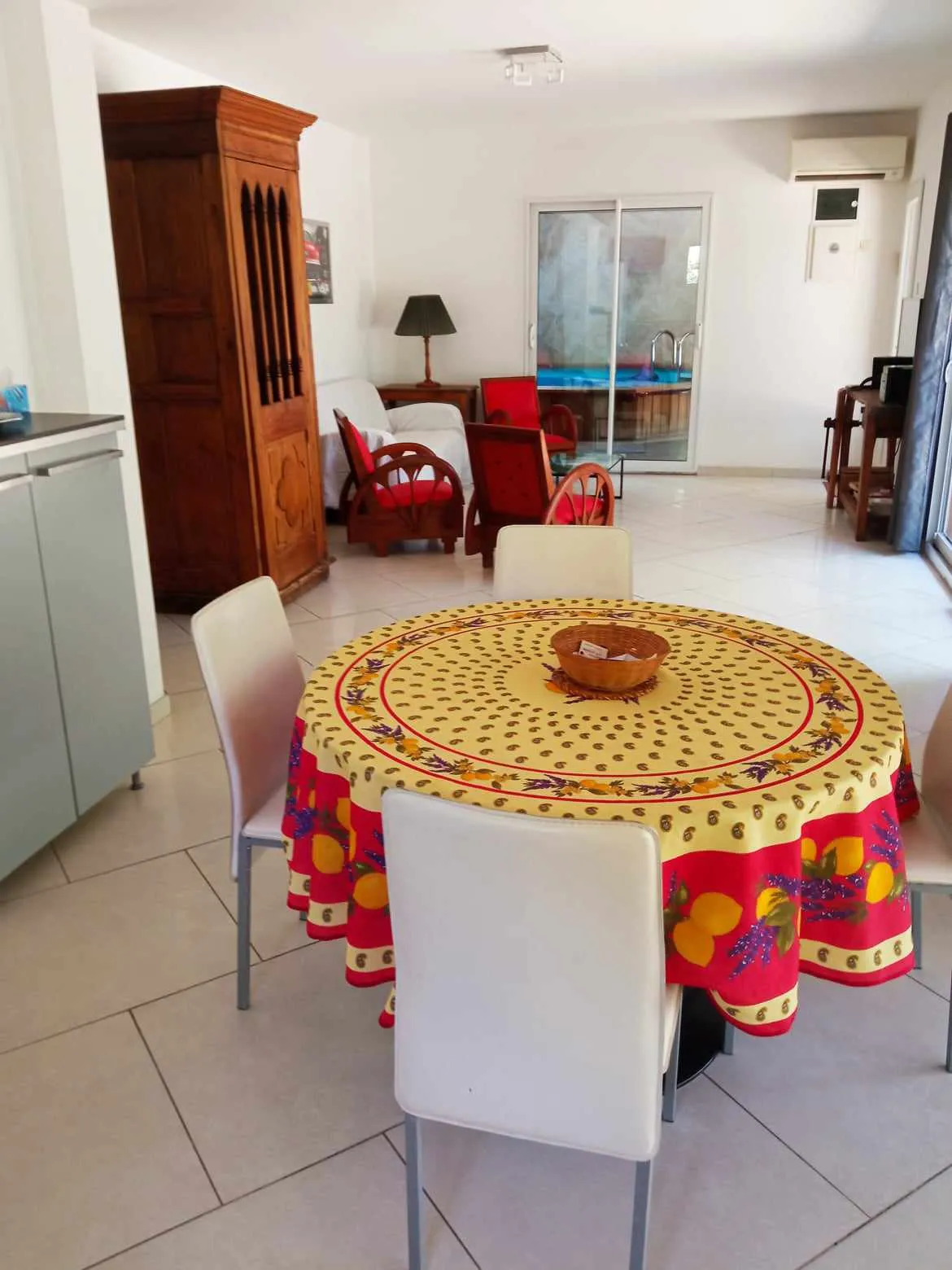 Séjour lumineux ouvert sur la cuisine et la piscine